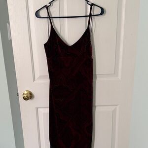 Chic Velvet Midi Dress in Deep Burgundy